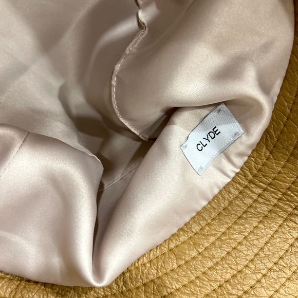 CLYDE
Lambskin Ebi Bucket Hat in Honey
CA$ 401.89 - Picture 4 of 5